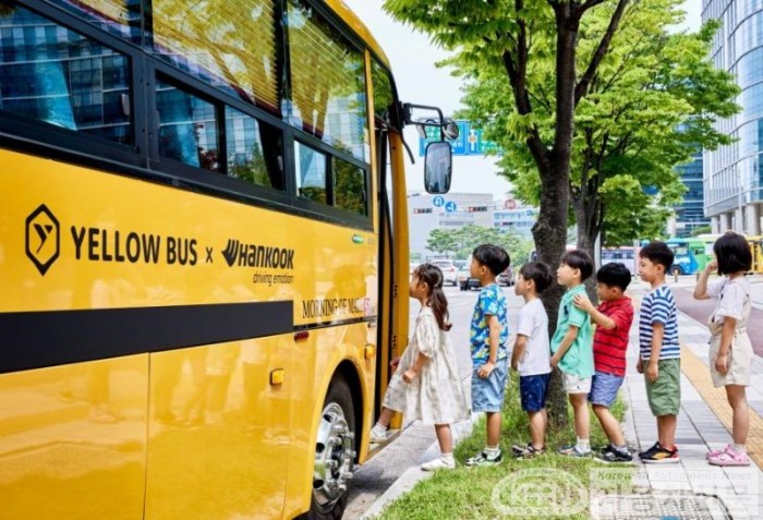 [사진자료2] 한국타이어 어린이 교통안전 캠페인 슬로건 부착 통학 차량.jpg